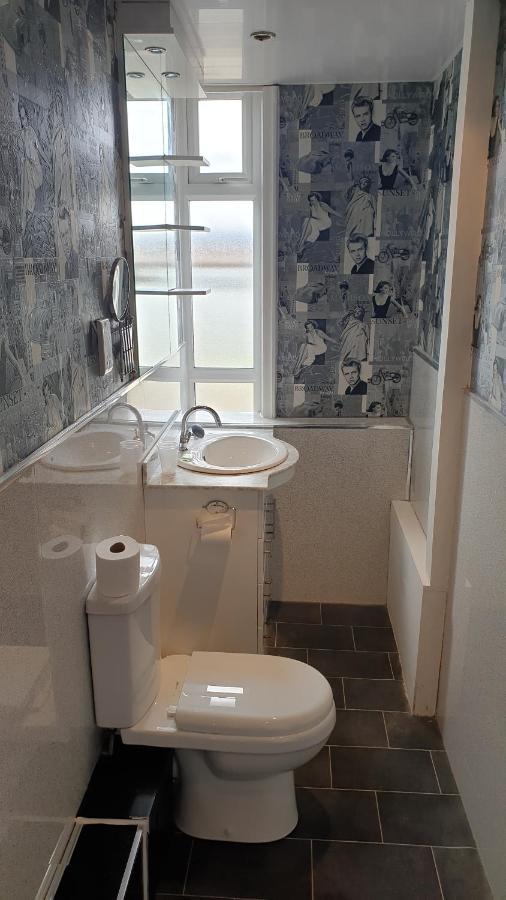 Hotel242 Blackpool Bagian luar foto